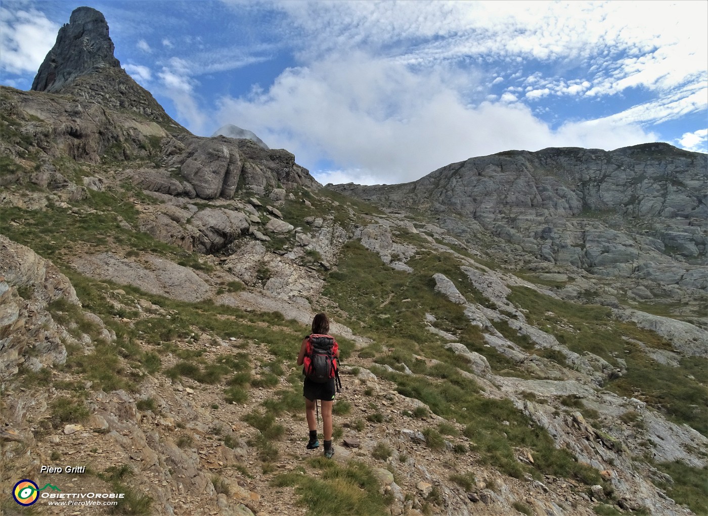 73 Dal Passo di Val Vegia (2164 m) seguiamo il sentieriino con ometti per il Passo del Tonale (2281 m).JPG